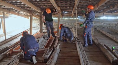 Відновлюють багатоповерхівку, пошкоджену під час атаки РФ на Одесу 18 листопада 2024 року Відновлюють багатоповерхівку, пошкоджену під час атаки РФ на Одесу 18 листопада 2024 року