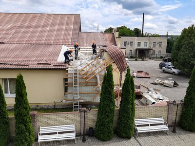 Пошкоджений будинок внаслідок негоди в Красилові Пошкоджений будинок внаслідок негоди в Красилові