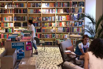 "Досі питають про книги російською": як працює книгарня-кав’ярня видавництва "Старого Лева" в Одесі "Досі питають про книги російською": як працює книгарня-кав’ярня видавництва "Старого Лева" в Одесі
