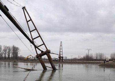 "Щоб максимально наблизитися": на Закарпатті тримають роботи з опорою газопроводу, яку підмив паводок "Щоб максимально наблизитися": на Закарпатті тримають роботи з опорою газопроводу, яку підмив паводок
