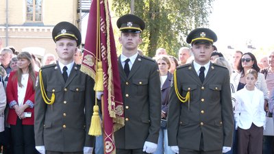 Вперше за 25 років дівчата пройшли посвяту в Острозькому військовому ліцеї. Як це відбувалося Вперше за 25 років дівчата пройшли посвяту в Острозькому військовому ліцеї. Як це відбувалося