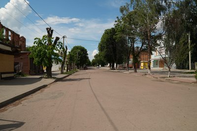 "Стоїмо до останнього". Який вигляд має центральна вулиця Білопілля після російських обстрілів "Стоїмо до останнього". Який вигляд має центральна вулиця Білопілля після російських обстрілів