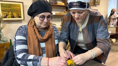 У Ямполі волонтери виготовили "бойові синички" до Дня Гідності та Свободи У Ямполі волонтери виготовили "бойові синички" до Дня Гідності та Свободи