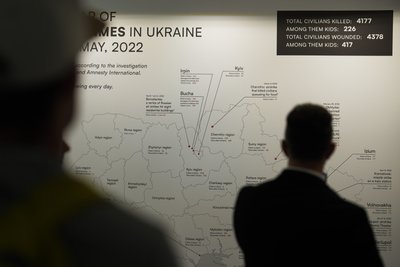 Карта з кількістю цивільних, убитих з початку вторгнення РФ, Російський дім, Давос Карта з кількістю цивільних, убитих з початку вторгнення РФ, Російський дім, Давос