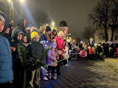 Діти на відкритті головної ялинки у Чернівцях Діти на відкритті головної ялинки у Чернівцях