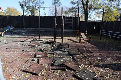 Артилерією – по будинках. Війська РФ вкотре обстріляли Центральний район Херсона Артилерією – по будинках. Війська РФ вкотре обстріляли Центральний район Херсона