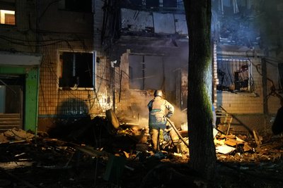 Росіяни вдарили КАБами по Харкову: один влучив у багатоповерхівку, є постраждалі