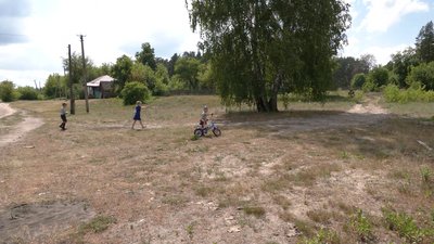 Дитячий майданчик не на часі: у селі на Чернігівщині діти власноруч облаштовують собі місця для ігор Дитячий майданчик не на часі: у селі на Чернігівщині діти власноруч облаштовують собі місця для ігор