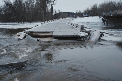 Зруйнована водою переправа через річку Мжу у Нововодолазькій громаді Зруйнована водою переправа через річку Мжу у Нововодолазькій громаді