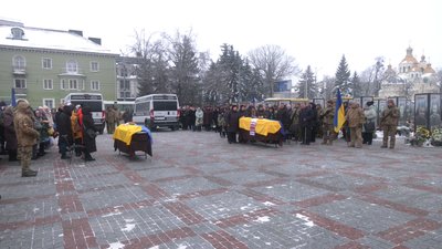 Загинули на Донеччині: з бійцями Василем Заріцьким та Олександром Кравчуком попрощалися у Рівному Загинули на Донеччині: з бійцями Василем Заріцьким та Олександром Кравчуком попрощалися у Рівному
