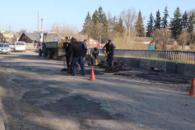 На аварійному мосту в Олевську на Житомирщині зробили ямковий ремонт, капітальний — ще попереду На аварійному мосту в Олевську на Житомирщині зробили ямковий ремонт, капітальний — ще попереду