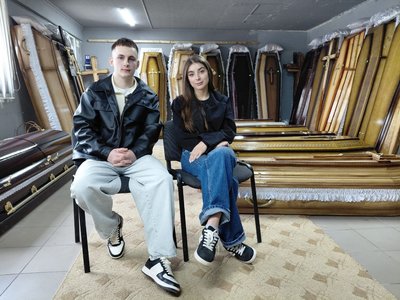 У Бориславі на Львівщині молода пара відкрили салон ритуальних послуг У Бориславі на Львівщині молода пара відкрили салон ритуальних послуг