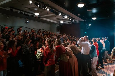 У Києві відбувся прем'єрний показ вистави за книгою «За Перекопом є земля» У Києві відбувся прем'єрний показ вистави за книгою «За Перекопом є земля»