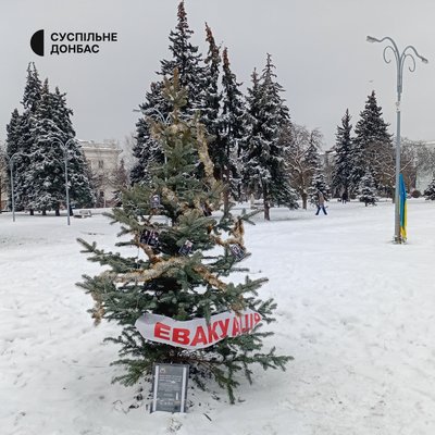 "Кожна смерть волонтера — це воєнний злочин": У Краматорську висадили ялинку на честь загиблих волонтерів "Кожна смерть волонтера — це воєнний злочин": У Краматорську висадили ялинку на честь загиблих волонтерів