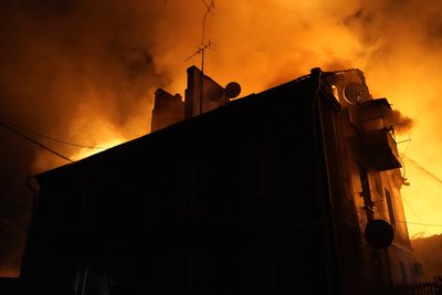 Охоплений вогнем двоповерховий житловий будинок в Основ'янському районі Харкова 27 жовтня 2026 року Охоплений вогнем двоповерховий житловий будинок в Основ'янському районі Харкова 27 жовтня 2026 року