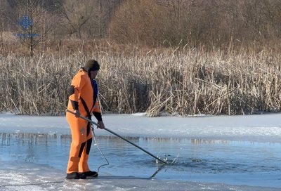 На Київщині двоє чоловіків провалились під кригу, один загинув На Київщині двоє чоловіків провалились під кригу, один загинув