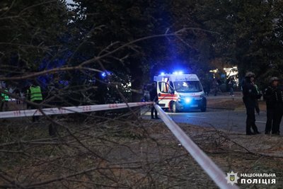 Машина медиків на місці удару РФ по САлтівському району Харкова, 8 жовтня 2024 року Машина медиків на місці удару РФ по САлтівському району Харкова, 8 жовтня 2024 року