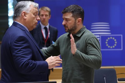 Прем'єр-міністр Угорщини Віктор Орбан (ліворуч) розмовляє з президентом України Володимиром Зеленським під час круглого столу на саміті ЄС у Брюсселі, Бельгія, 27 червня 2024 року Прем'єр-міністр Угорщини Віктор Орбан (ліворуч) розмовляє з президентом України Володимиром Зеленським під час круглого столу на саміті ЄС у Брюсселі, Бельгія, 27 червня 2024 року
