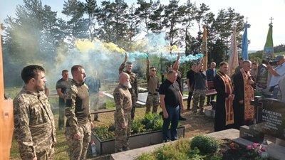 Побратими запалили дим над могилою Побратими запалили дим над могилою