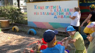 У калюжах та з мокрим піском: як сенсорно розвивають малюків у садку на Рівненщині У калюжах та з мокрим піском: як сенсорно розвивають малюків у садку на Рівненщині