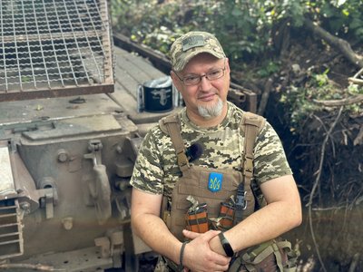 розписує гільзи військовослужбовець командир танку 30-ї окремої механізованої бригади Олексій Бахмутський напрямок Донецька область 3 серпня 2024 рік розписує гільзи військовослужбовець командир танку 30-ї окремої механізованої бригади Олексій Бахмутський напрямок Донецька область 3 серпня 2024 рік