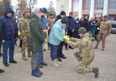 На Рівненщину для прощання привезли тіло бійця “Айдару”. Прах мають розвіяти над Луганщиною На Рівненщину для прощання привезли тіло бійця “Айдару”. Прах мають розвіяти над Луганщиною