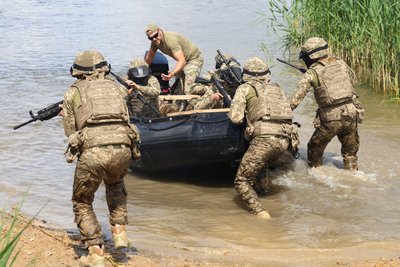 Морпіхи на Херсонському напрямку: як новобранців готують до боїв на воді та островах Морпіхи на Херсонському напрямку: як новобранців готують до боїв на воді та островах