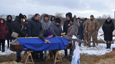 На Чернігівщині попрощалися з Дмитрієм Кліщенком та Віктором Лімазом, який рік вважався зниклим безвісти На Чернігівщині попрощалися з Дмитрієм Кліщенком та Віктором Лімазом, який рік вважався зниклим безвісти