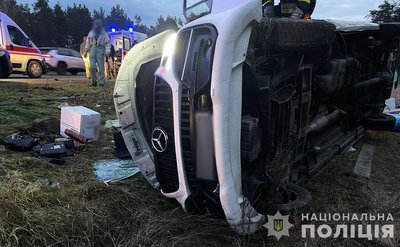 На Житомирщині зіткнулися мікроавтобус і вантажівка: чотири постраждалих, серед них дитина На Житомирщині зіткнулися мікроавтобус і вантажівка: чотири постраждалих, серед них дитина