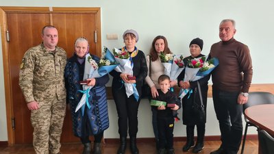 Сім'ям трьом воїнам з Хмельниччини вручили відзнаки Президента України Сім'ям трьом воїнам з Хмельниччини вручили відзнаки Президента України