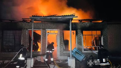 Російські безпілотники атакували центр Корюківки Російські безпілотники атакували центр Корюківки