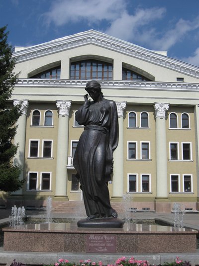 Чи існувала Маруся Чурай? 400 років напівлегендарній народній співачці та поетці: Пам'ятник Марусі Чурай у Полтаві Чи існувала Маруся Чурай? 400 років напівлегендарній народній співачці та поетці: Пам'ятник Марусі Чурай у Полтаві