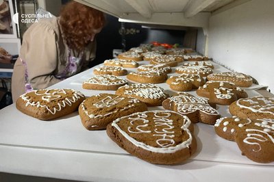 В Одесі переселенці з Херсону приготували святкові пряники для військових В Одесі переселенці з Херсону приготували святкові пряники для військових