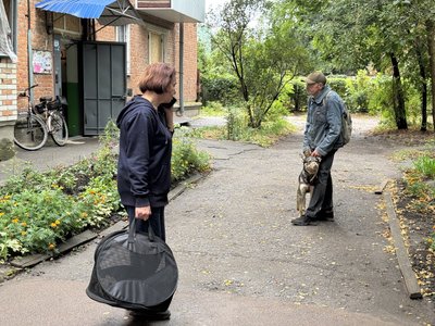 Поліцейські «Білого Янгола» евакуювали з-під обстрілів подружжя з Вакалівщини разом із чотирма котами і собакою Поліцейські «Білого Янгола» евакуювали з-під обстрілів подружжя з Вакалівщини разом із чотирма котами і собакою