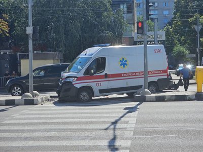 У Дніпрі на Слобожанському проспекті сталася ДТП зі "швидкою"