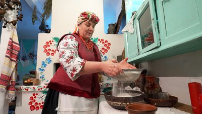 Жителька Житомирщини випікає хліб за сімейним рецептом Жителька Житомирщини випікає хліб за сімейним рецептом