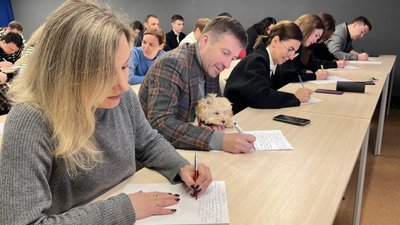 Радіодиктант національної єдності пишуть у Каразінському університеті у Харкові Радіодиктант національної єдності пишуть у Каразінському університеті у Харкові