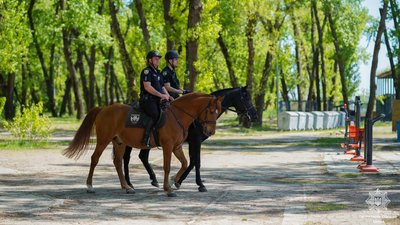 На вулиці Києва вийшли кінні поліцейські патрулі На вулиці Києва вийшли кінні поліцейські патрулі