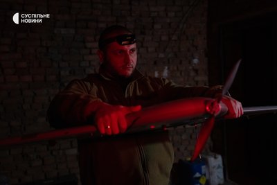 Військові екіпажу розвідувального дрона "Домаха" батальйону БС "Сапсани" 30 б30 ОМБр готують борт до нічного вильоту. Донеччина, травень 2026 року Військові екіпажу розвідувального дрона "Домаха" батальйону БС "Сапсани" 30 б30 ОМБр готують борт до нічного вильоту. Донеччина, травень 2026 року