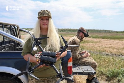 Бельгійка з українським корінням Анна Тату допомагала українській армії від початку повномасштабного вторгнення, а потім і сама долучилась до лав ЗСУ у підрозділ ударних БпЛА 505-го батальйону морської піхоти. Херсонщина, травень 2025 року Бельгійка з українським корінням Анна Тату допомагала українській армії від початку повномасштабного вторгнення, а потім і сама долучилась до лав ЗСУ у підрозділ ударних БпЛА 505-го батальйону морської піхоти. Херсонщина, травень 2025 року