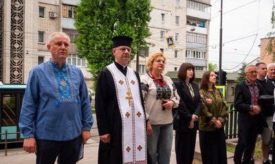 відкриття дошки, священник, люди у вишиванках відкриття дошки, священник, люди у вишиванках