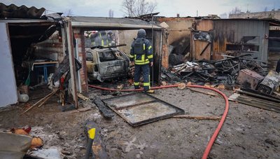 Рятувальник працює на місці атаки РФ у Малій Рогані Рятувальник працює на місці атаки РФ у Малій Рогані