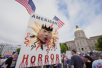 У США люди почали виходити на протести проти "військового параду Трампа"