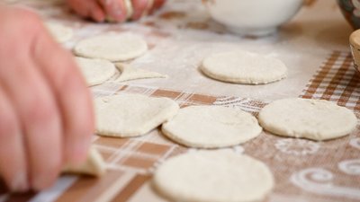 Жителька Рівненського Полісся показала, як готує "шпачки" за бабусиним рецептом Жителька Рівненського Полісся показала, як готує "шпачки" за бабусиним рецептом