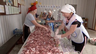 "Готуємо, наче для своїх дітей": як на Вінниччині учасниці аматорського колективу підтримують захисників "Готуємо, наче для своїх дітей": як на Вінниччині учасниці аматорського колективу підтримують захисників