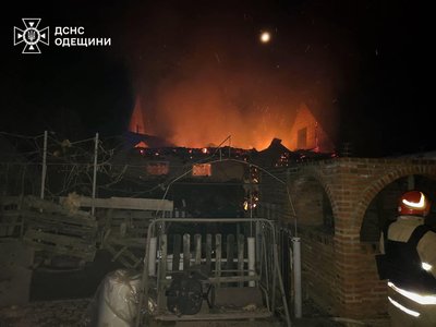 Через атаку дронів РФ у передмісті Одеси палають приватні будинки, пошкоджена енергоінфраструктура Через атаку дронів РФ у передмісті Одеси палають приватні будинки, пошкоджена енергоінфраструктура