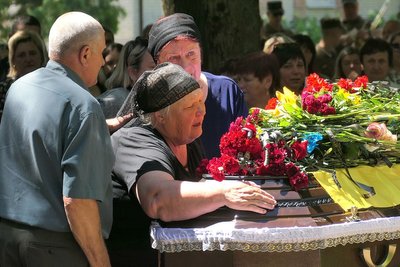 В Ямполі на Сумщині прощалися з 46-річним захисником Олександром Клименком В Ямполі на Сумщині прощалися з 46-річним захисником Олександром Клименком