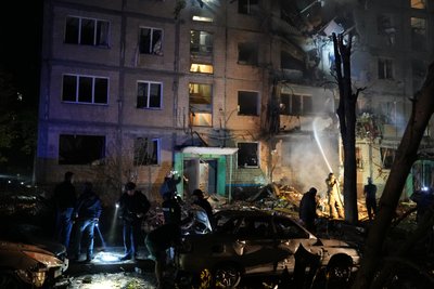 Росіяни вдарили КАБами по Харкову: один влучив у багатоповерхівку, є постраждалі