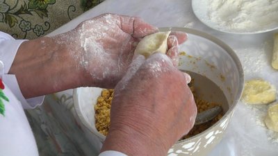 Рецепт прабабусі: 79-річна жителька Хмельниччини готує вареники з великодньої паски за родинним рецептом Рецепт прабабусі: 79-річна жителька Хмельниччини готує вареники з великодньої паски за родинним рецептом