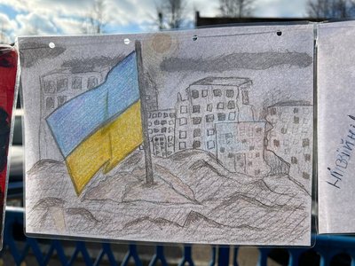 "Мамо, знову сирена": діти з Черкащини зобразили повномасштабну війну на тисячі малюнках "Мамо, знову сирена": діти з Черкащини зобразили повномасштабну війну на тисячі малюнках